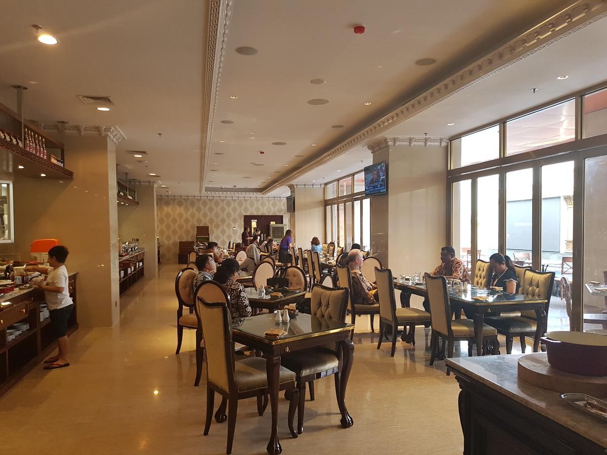 Myko Hotel & Convention Center Makassar Kültér fotó