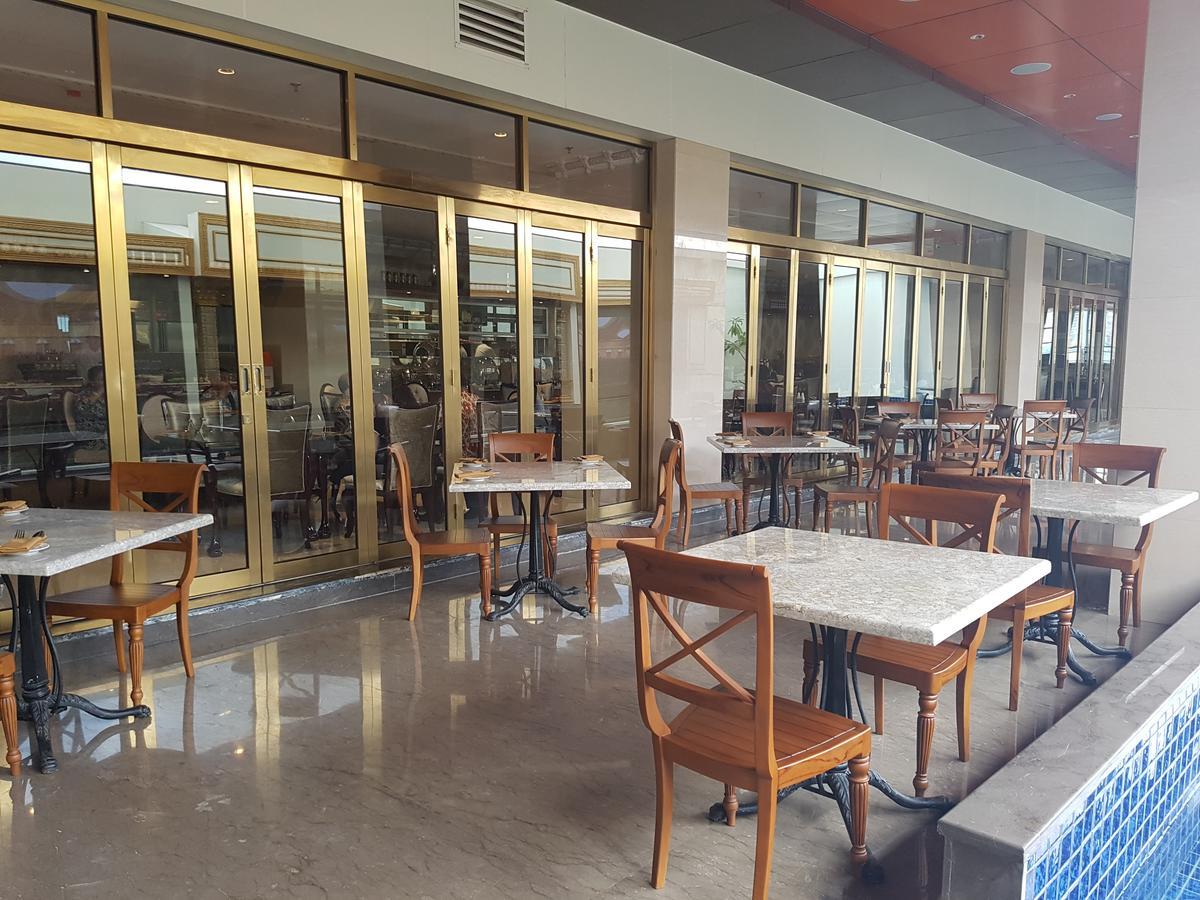 Myko Hotel & Convention Center Makassar Kültér fotó